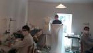 سوريون يردون الجميل.. يخيطون كمامات كورونا للفرنسيين مجانا