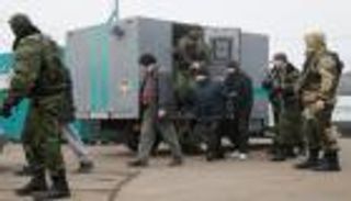 أوكرانيا تتسلم 20 سجينا من الانفصاليين الموالين لروسيا