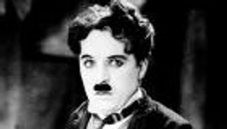 ذكرى ميلاد تشارلي تشابلن.. أسطورة كوميدية حلمت بالمدينة الفاضلة