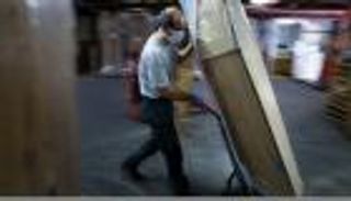 صناعة وحيدة تنشط بأوروبا في زمن كورونا.. ما هي؟