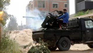 عنصر مليشياوي على مركبة عسكرية يتبع حكومة الوفاق - أرشيفية