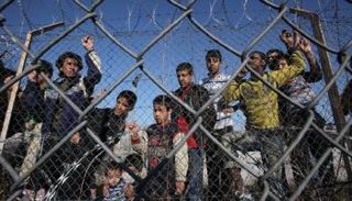 أطفال لاجئون داخل المخيمات في اليونان