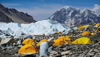 سائحون بجوار جبال الهيمالايا في نيبال