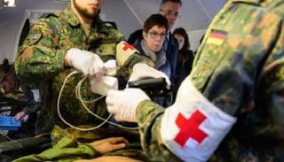 وزيرة الدفاع الألمانية وسط مسعفين من الجيش - د ب أ