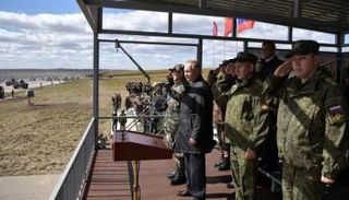 الرئيس الروسي فلاديمير بوتين خلال حضوره مناورة عسكرية - أرشيفية