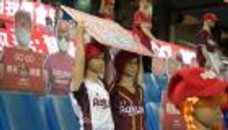 جماهير الدمى تشعل مباراة بيسبول