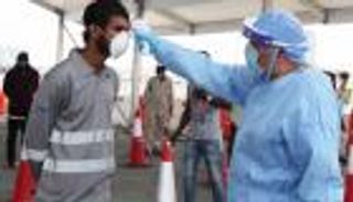 الإمارات تحصن العمال ضد كورونا.. فحوصات وإجراءات وقائية