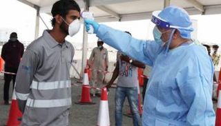 فحص أحد العمال في أبوظبي