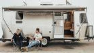 كورونا يحبس ملكة جمال سابقة وخطيبها داخل "مقطورة"