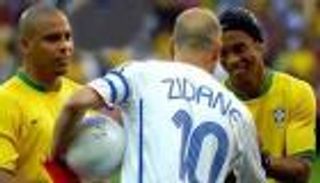 كيف فرط مانشستر يونايتد في ضم أساطير كرة القدم؟