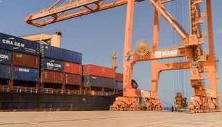 جانب من وصول أول سفينة في الخط