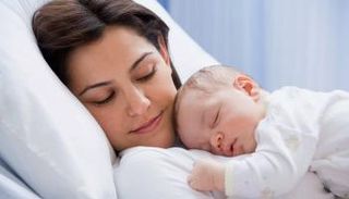 خبراء ينصحون بعدم فصل مصابات كورونا عن مواليدهن