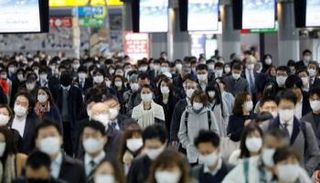 أشخاص يضعون كمامات للوقاية من كورونا بطوكيو- رويترز