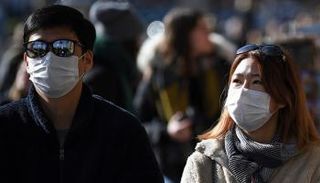 شخصان يرتديان الكمامة للوقاية من كورونا