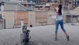 لقطة من فيديو مباراة التنس بين الأسطح