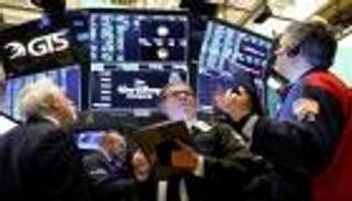 صراع في وول ستريت بين النفط المتراجع والدولار المتألق