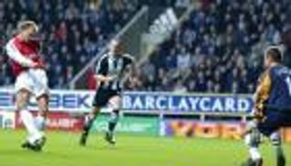 بالفيديو.. أفضل 10 أهداف بـ"مارس" في تاريخ البريمييرليج