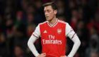 أوزيل يقود تمرد لاعبي أرسنال ضد الإدارة