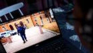 شرطي فنلندي يكافح "كورونا" بالغناء.. حقق شهرة واسعة  