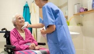 حوالي 50% من نزلاء دور رعاية المسنين في فرنسا توفوا بكورونا