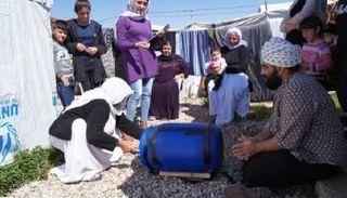 مهندس بريطاني يبتكر غسالة من الخشب والبلاستيك لمساعدة الفقيرات