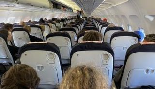 الطائرة كاملة العدد بدون احترام مسافات التباعد الاجتماعي