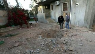 حديقة منزل متضررة من القصف - أرشيفية