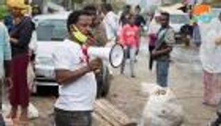 "مكبر صوت" سلاح شاب إثيوبي للتوعية بخطر كورونا