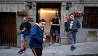 مهاجرون قصّر أمام مدخل فندق "بل إسبيرانس"