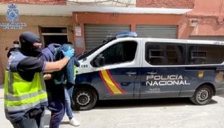 الشرطة خلال عملية اعتقال عبدالباري