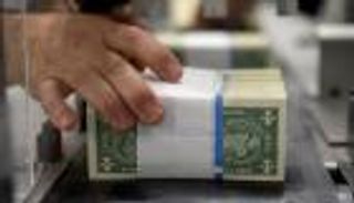 مكاسب الدولار تقفز على حساب جراح النفط وكوريا الشمالية