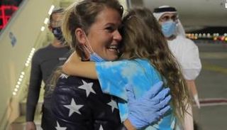 الألمانية فيكتوريا جيرتكي تعانق ابنتها جوديفا فور وصولها أبوظبي