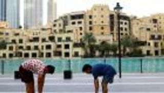 الإمارات تجري 30 ألف فحص كورونا تكشف عن 490 إصابة جديدة