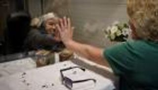 "مقصورة الزائر" تحمي المسنين من كورونا