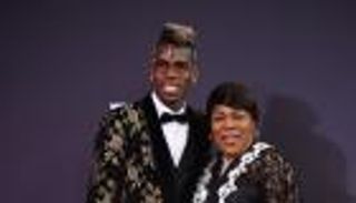 فيديو.. بوجبا يراوغ والدته بـ"كوبري" محرج