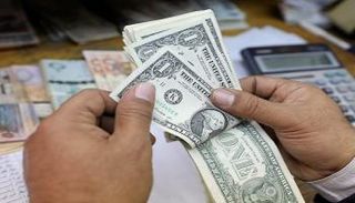 موظف داخل أحد مكاتب الصرافة في مصر