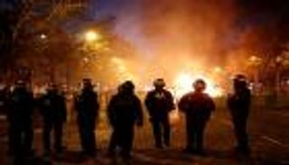 مواجهات ليلية في باريس تكسر قيود كورونا 