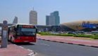 أبوظبي تعلق خدمات النقل العام واستمرار "حافلة عند الطلب" للكوادر الطبية