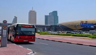 إحدى حافلات النقل الجماعي في شوارع أبوظبي