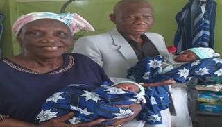 الزوجان يحملان الطفلين