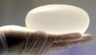 سيليكون الثدي ينقذ شابة من رصاصة قاتلة