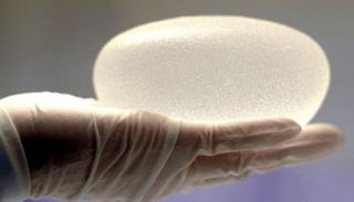 حشوة سيليكون تنقذ شابة من رصاصة قاتلة