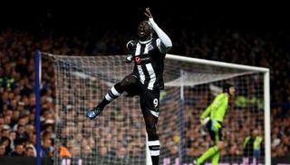 ديمبا سيسيه يحتفل بهدفه التاريخي