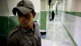 أحد الحراس داخل سجن إيفين بإيران - أرشيفية