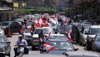 بالسيارات والأقنعة.. احتجاجات في لبنان رغم كورونا