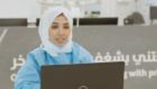 الممرضة والأم أسماء الشحي.. بطولة تستحق التحية