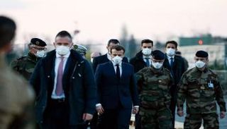 الرئيس الفرنسي ماكرون وعدد من قادة الجيش