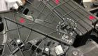 فيديو.. تسلا تعتمد علاجا "غريبا" لأعطال طرازها Y