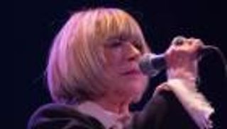 المغنية البريطانية ماريان فايثفول تتغلب على كورونا