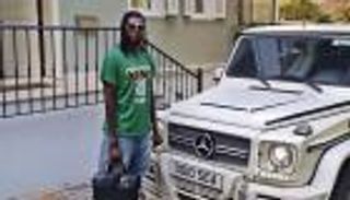 ثروة أديبايور تعرضه للنقد بسبب رفضه التبرع لمحاربة كورونا